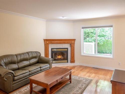 555 Red Wing Drive, Penticton, BC - Indoor Photo Showing Living Room With Fireplace