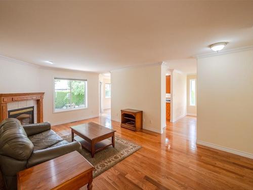 555 Red Wing Drive, Penticton, BC - Indoor Photo Showing Living Room With Fireplace