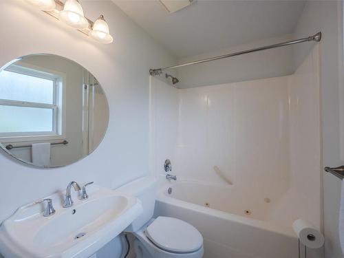 555 Red Wing Drive, Penticton, BC - Indoor Photo Showing Bathroom