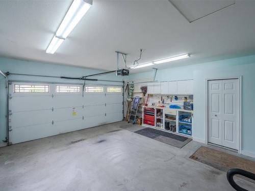 555 Red Wing Drive, Penticton, BC - Indoor Photo Showing Garage