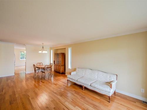 555 Red Wing Drive, Penticton, BC - Indoor Photo Showing Living Room