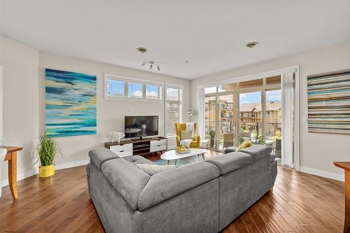 4305-4038 Pritchard Drive, West Kelowna, BC - Indoor Photo Showing Living Room