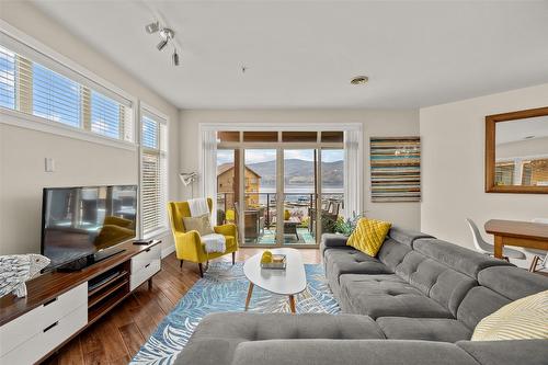 4305-4038 Pritchard Drive, West Kelowna, BC - Indoor Photo Showing Living Room