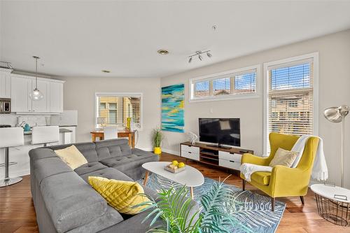 4305-4038 Pritchard Drive, West Kelowna, BC - Indoor Photo Showing Living Room