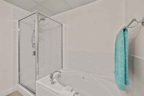 4305-4038 Pritchard Drive, West Kelowna, BC - Indoor Photo Showing Bathroom