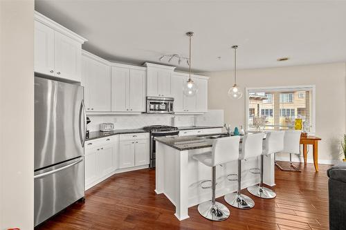 4305-4038 Pritchard Drive, West Kelowna, BC - Indoor Photo Showing Kitchen With Upgraded Kitchen