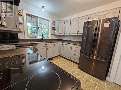 6561 Dokkie Subdivision, Chetwynd, BC - Indoor Photo Showing Kitchen With Double Sink