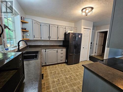 6561 Dokkie Subdivision, Chetwynd, BC - Indoor Photo Showing Kitchen