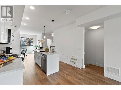 720 Valley Road Unit# 47, Kelowna, BC - Indoor Photo Showing Kitchen With Upgraded Kitchen