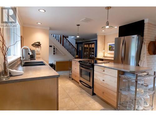 829 Prince George Pulpmill Road, Prince George, BC - Indoor Photo Showing Kitchen With Double Sink