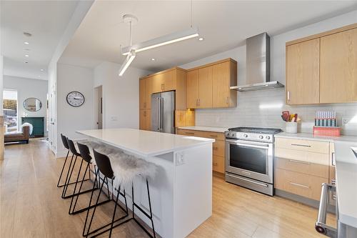 1-105 Predator Ridge Drive, Vernon, BC - Indoor Photo Showing Kitchen