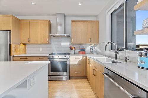 1-105 Predator Ridge Drive, Vernon, BC - Indoor Photo Showing Kitchen