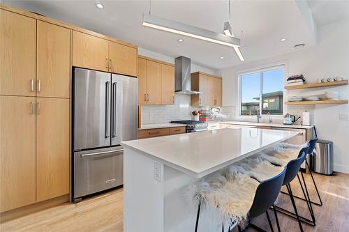 1-105 Predator Ridge Drive, Vernon, BC - Indoor Photo Showing Kitchen