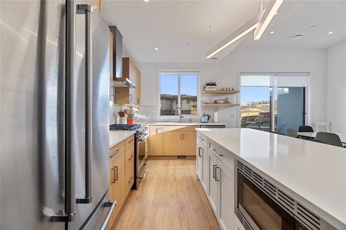 1-105 Predator Ridge Drive, Vernon, BC - Indoor Photo Showing Kitchen With Upgraded Kitchen