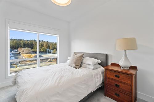 1-105 Predator Ridge Drive, Vernon, BC - Indoor Photo Showing Bedroom