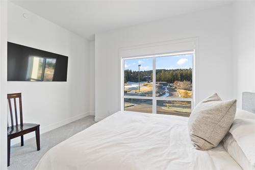 1-105 Predator Ridge Drive, Vernon, BC - Indoor Photo Showing Bedroom