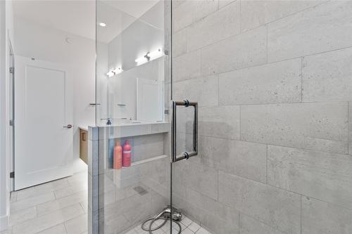 1-105 Predator Ridge Drive, Vernon, BC - Indoor Photo Showing Bathroom