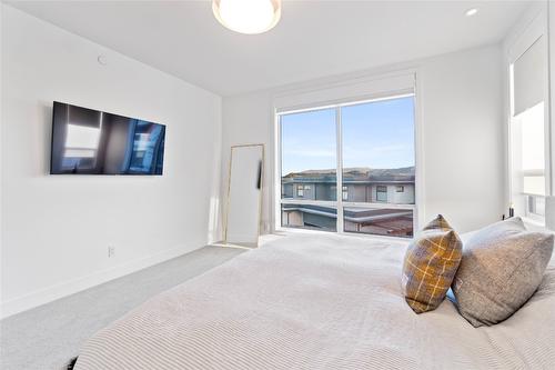 1-105 Predator Ridge Drive, Vernon, BC - Indoor Photo Showing Bedroom