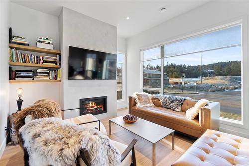 1-105 Predator Ridge Drive, Vernon, BC - Indoor Photo Showing Living Room With Fireplace