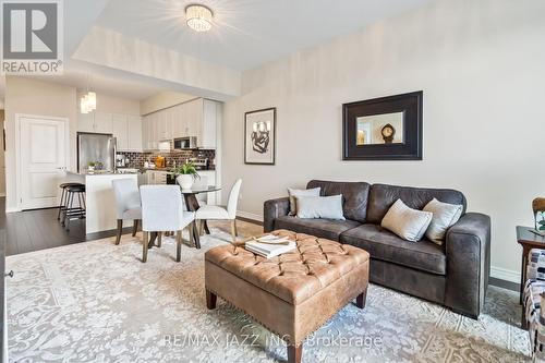 502 - 109 King Avenue E, Clarington, ON - Indoor Photo Showing Living Room