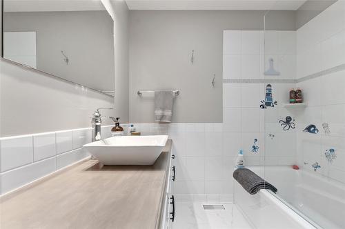 2675 Winifred Road, Naramata, BC - Indoor Photo Showing Bathroom