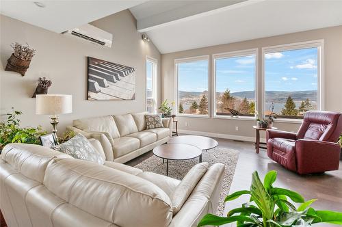 2675 Winifred Road, Naramata, BC - Indoor Photo Showing Living Room