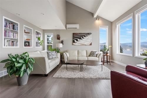 2675 Winifred Road, Naramata, BC - Indoor Photo Showing Living Room