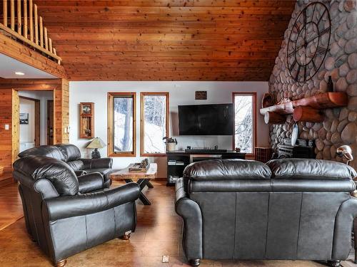 9434 Hodges Road, Vernon, BC - Indoor Photo Showing Living Room