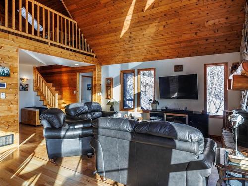 9434 Hodges Road, Vernon, BC - Indoor Photo Showing Living Room