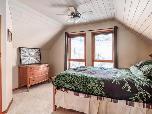 9434 Hodges Road, Vernon, BC - Indoor Photo Showing Bedroom