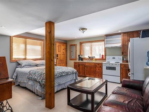 9434 Hodges Road, Vernon, BC - Indoor Photo Showing Bedroom