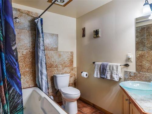 9434 Hodges Road, Vernon, BC - Indoor Photo Showing Bathroom