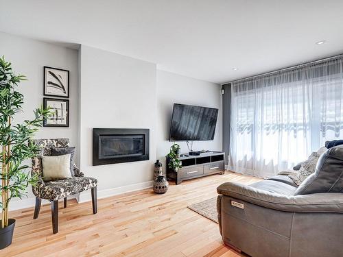 Salon - 48-815 Rue Jean-Deslauriers, Boucherville, QC - Indoor Photo Showing Living Room With Fireplace