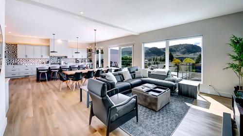 110 Eastside Road, Okanagan Falls, BC - Indoor Photo Showing Living Room