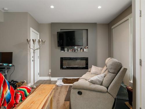 456 Cavell Place, Kelowna, BC - Indoor Photo Showing Living Room With Fireplace