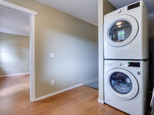 860 Glenwood Avenue, Kelowna, BC - Indoor Photo Showing Laundry Room