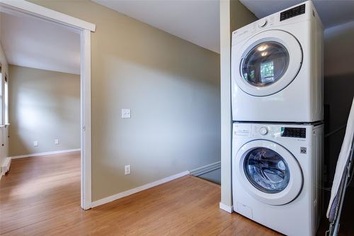 860 Glenwood Avenue, Kelowna, BC - Indoor Photo Showing Laundry Room