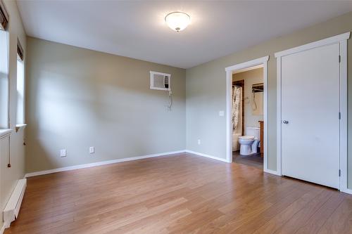 860 Glenwood Avenue, Kelowna, BC - Indoor Photo Showing Bathroom