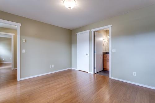 860 Glenwood Avenue, Kelowna, BC - Indoor Photo Showing Laundry Room