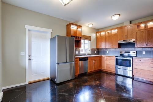 860 Glenwood Avenue, Kelowna, BC - Indoor Photo Showing Kitchen