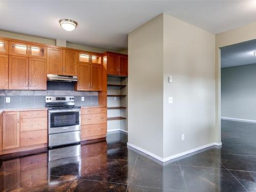 860 Glenwood Avenue, Kelowna, BC - Indoor Photo Showing Kitchen With Double Sink