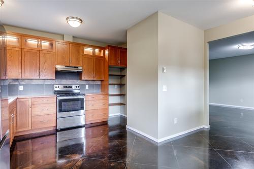 860 Glenwood Avenue, Kelowna, BC - Indoor Photo Showing Kitchen