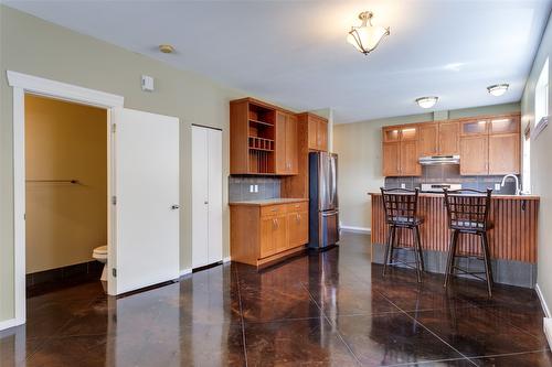 860 Glenwood Avenue, Kelowna, BC - Indoor Photo Showing Kitchen