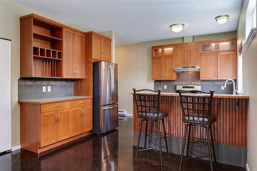 860 Glenwood Avenue, Kelowna, BC - Indoor Photo Showing Kitchen