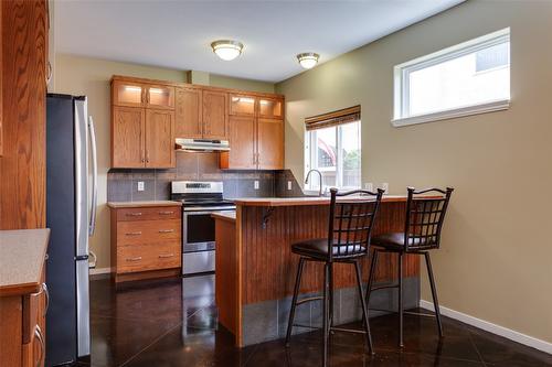 860 Glenwood Avenue, Kelowna, BC - Indoor Photo Showing Kitchen