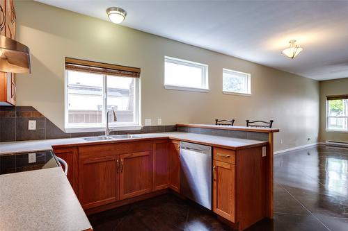 860 Glenwood Avenue, Kelowna, BC - Indoor Photo Showing Kitchen With Double Sink