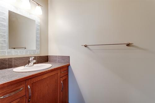 860 Glenwood Avenue, Kelowna, BC - Indoor Photo Showing Bathroom