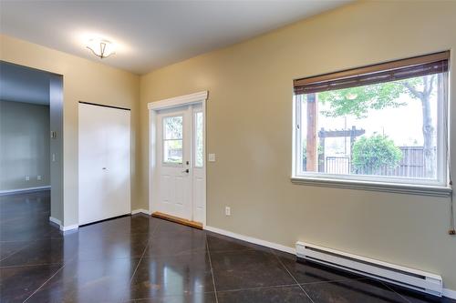 860 Glenwood Avenue, Kelowna, BC - Indoor Photo Showing Kitchen