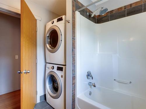 860 Glenwood Avenue, Kelowna, BC - Indoor Photo Showing Laundry Room