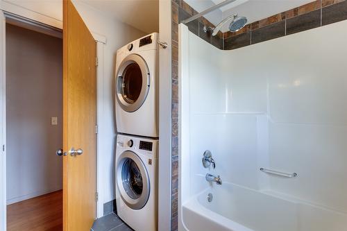 860 Glenwood Avenue, Kelowna, BC - Indoor Photo Showing Laundry Room